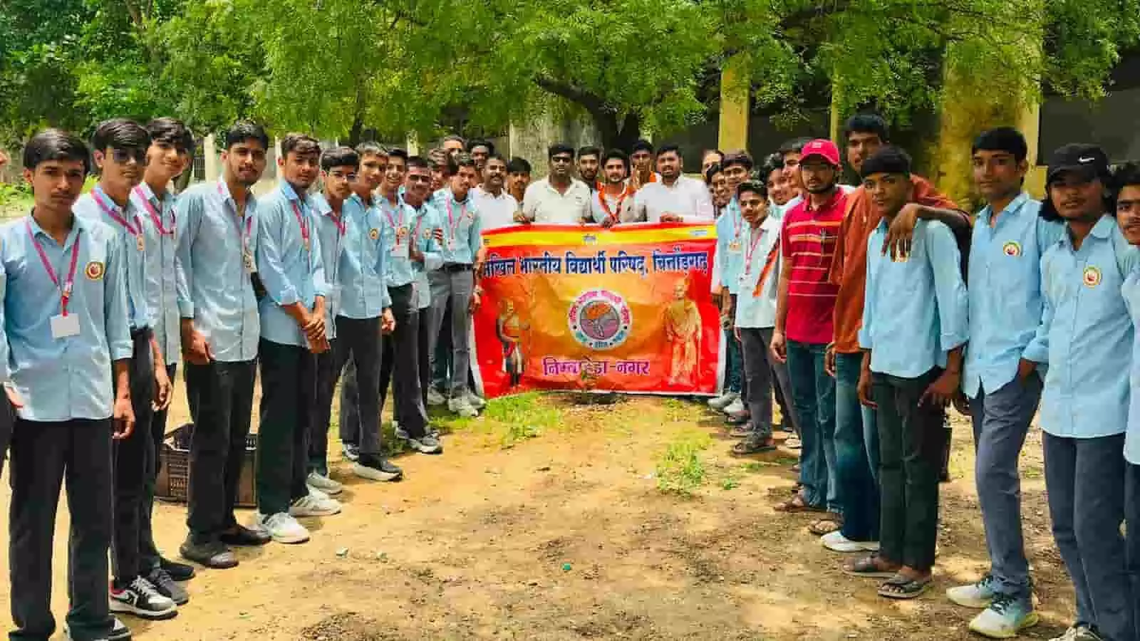 विद्यार्थियों और कार्यकर्ताओं का समूह निंबाहेड़ा विद्यालय में पौधारोपण करते हुए नजर आ रहा है। विद्यार्थियों और कार्यकर्ताओं का समूह निंबाहेड़ा विद्यालय में पौधारोपण करते हुए नजर आ रहा है।