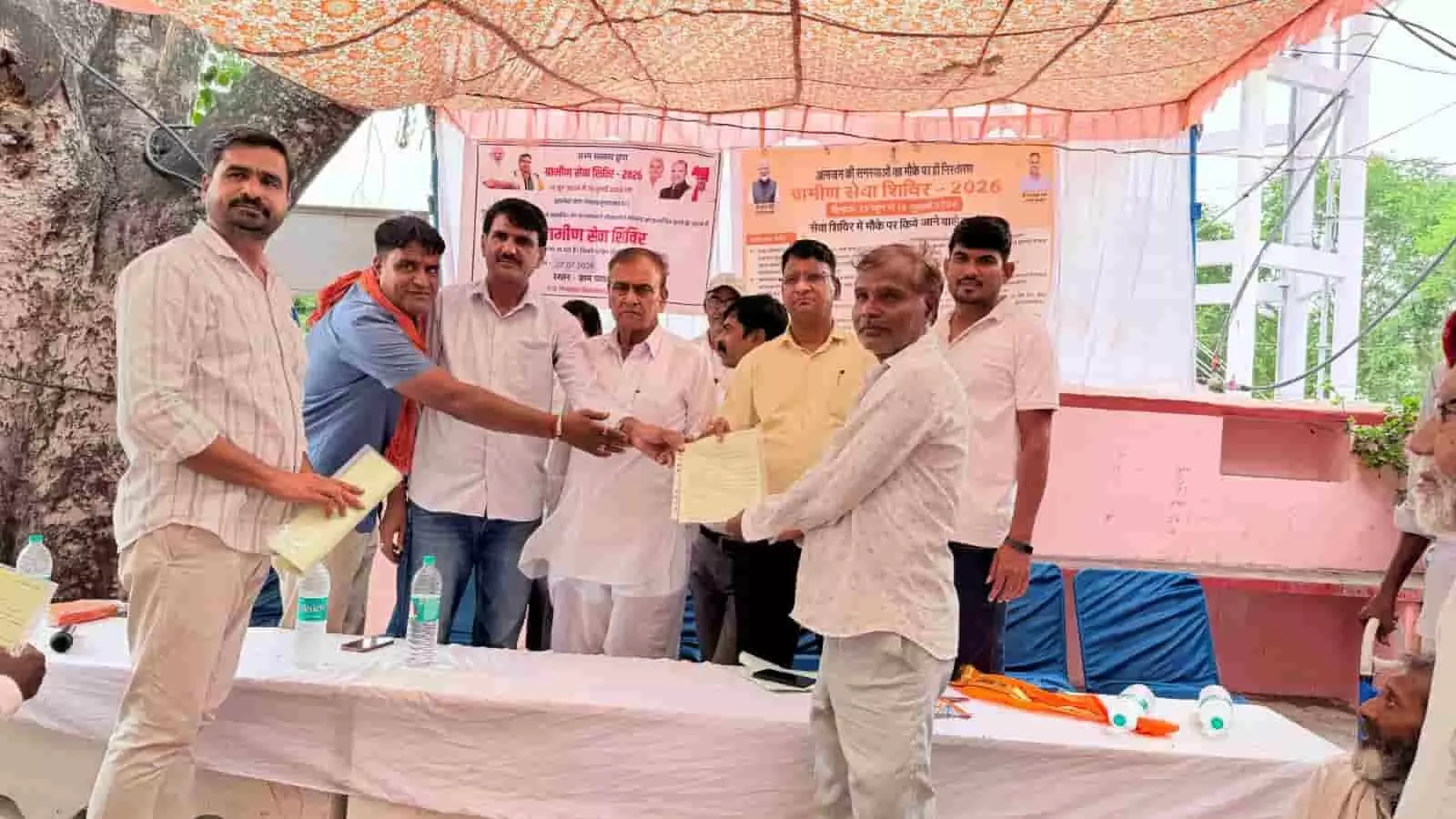 निम्बाहेड़ा में आयोजित ग्रामीण सेवा शिविर में अधिकारी और ग्रामीण उपस्थित हैं। निम्बाहेड़ा में आयोजित ग्रामीण सेवा शिविर में अधिकारी और ग्रामीण उपस्थित हैं।