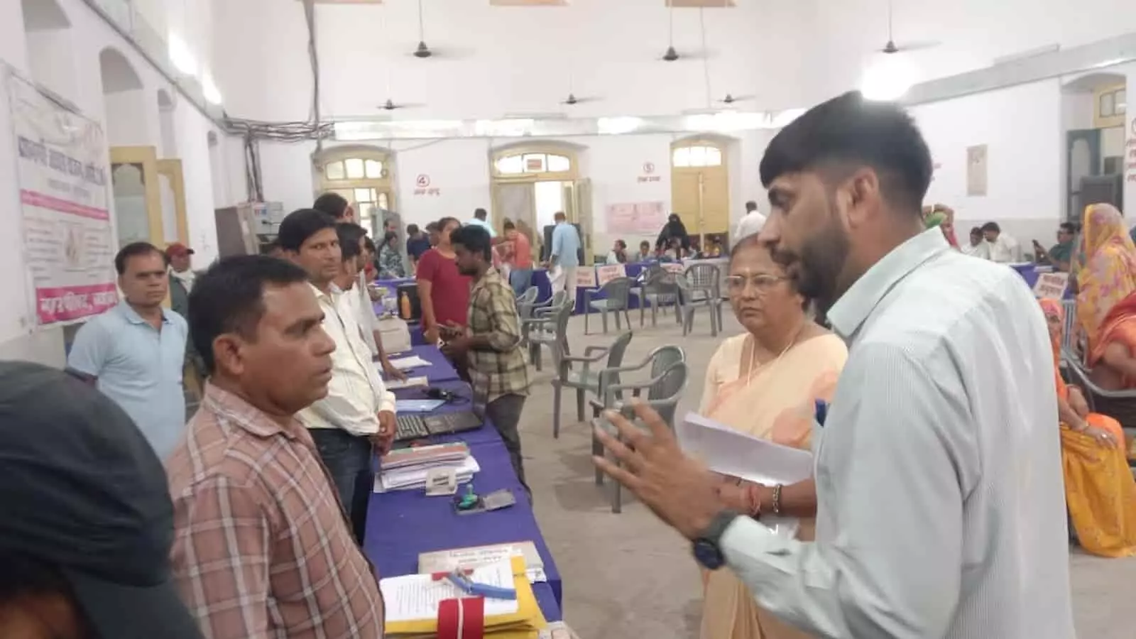 कार्यालय कक्ष में बातचीत करते मीडिया अधिकारी नई दिल्ली में आयोजित राष्ट्रीय सम्मेलन के दौरान। कार्यालय कक्ष में बातचीत करते मीडिया अधिकारी नई दिल्ली में आयोजित राष्ट्रीय सम्मेलन के दौरान।
