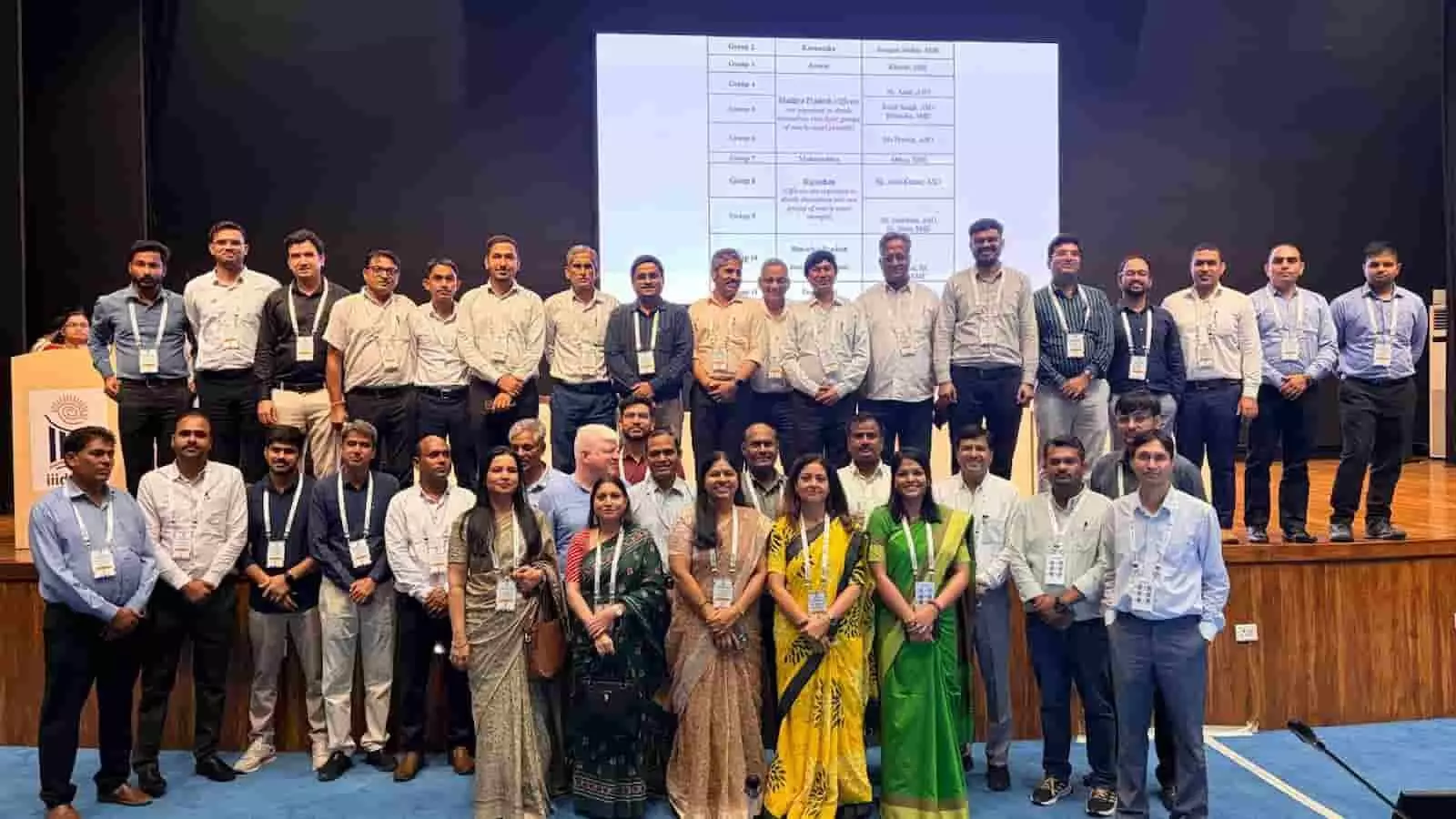 तस्वीर में निर्वाचन आयोग के राष्ट्रीय सम्मेलन में शामिल हुए अधिकारी मंच पर समूह चित्र के लिए खड़े दिख रहे हैं। तस्वीर में निर्वाचन आयोग के राष्ट्रीय सम्मेलन में शामिल हुए अधिकारी मंच पर समूह चित्र के लिए खड़े दिख रहे हैं।