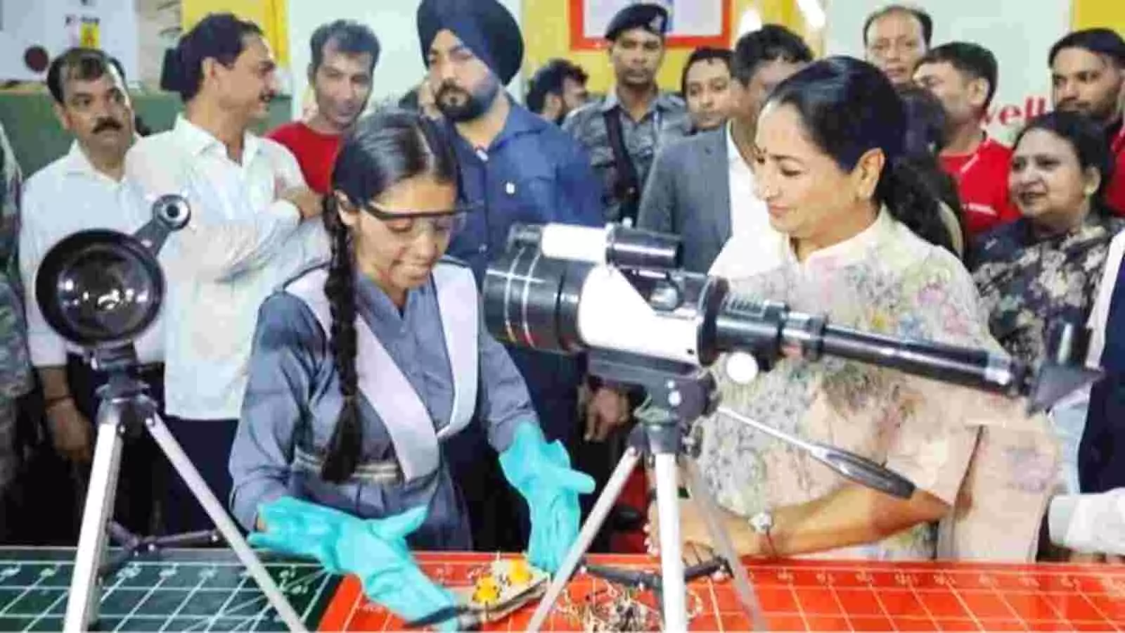 मुख्यमंत्री रेखा गुप्ता दिल्ली के स्कूल में बच्चों के साथ जागरूकता कार्यक्रम में हैं। मुख्यमंत्री रेखा गुप्ता दिल्ली के स्कूल में बच्चों के साथ जागरूकता कार्यक्रम में हैं।