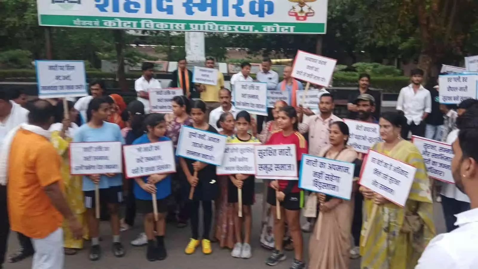 कोटा में श्रीगंगानगर घटना के विरोध में हाथों में तख्तियां लिए प्रदर्शनकारी। कोटा में श्रीगंगानगर घटना के विरोध में हाथों में तख्तियां लिए प्रदर्शनकारी।