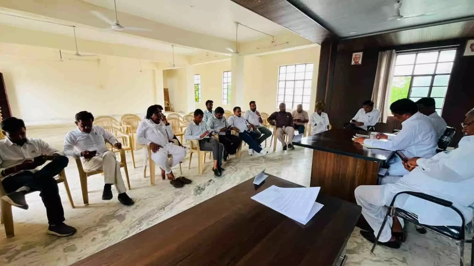 जिला कांग्रेस कार्यालय के सभागार में बैठकर चर्चा करते हुए पार्टी पदाधिकारी और स्थानीय नागरिक। जिला कांग्रेस कार्यालय के सभागार में बैठकर चर्चा करते हुए पार्टी पदाधिकारी और स्थानीय नागरिक।