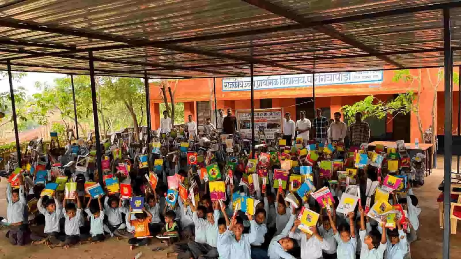 छात्र हाथ में स्टेशनरी लिए हुए उदयपुर के विद्यालय में बैठे दिखाई दे रहे हैं। छात्र हाथ में स्टेशनरी लिए हुए उदयपुर के विद्यालय में बैठे दिखाई दे रहे हैं।