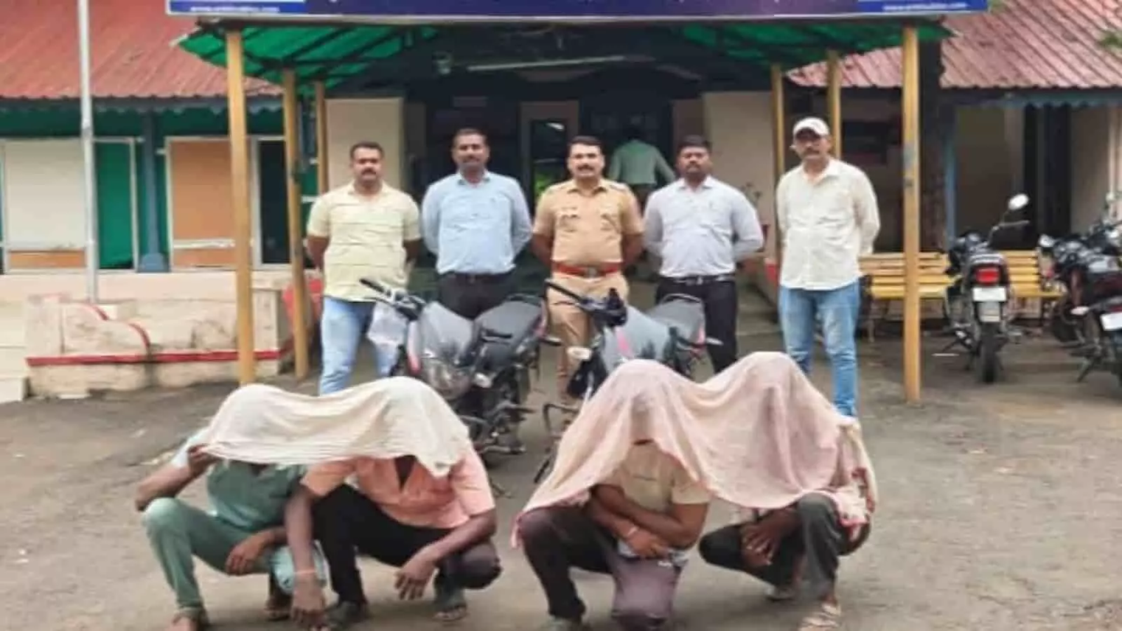 तस्वीर में अमरावती के मोर्शी पुलिस स्टेशन के सामने खड़े पुलिसकर्मी और गिरफ्तार किए गए चार आरोपी दिख रहे हैं। तस्वीर में अमरावती के मोर्शी पुलिस स्टेशन के सामने खड़े पुलिसकर्मी और गिरफ्तार किए गए चार आरोपी दिख रहे हैं।
