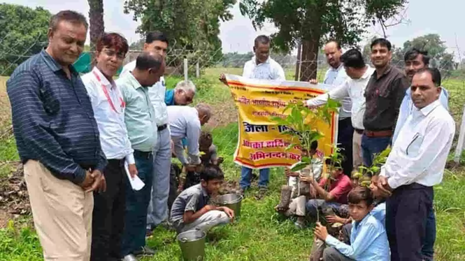 तस्वीर में बड़ीसादड़ी के विद्यालय परिसर में पौधा लगाते और बैनर पकड़े हुए शिक्षक और बच्चे। तस्वीर में बड़ीसादड़ी के विद्यालय परिसर में पौधा लगाते और बैनर पकड़े हुए शिक्षक और बच्चे।