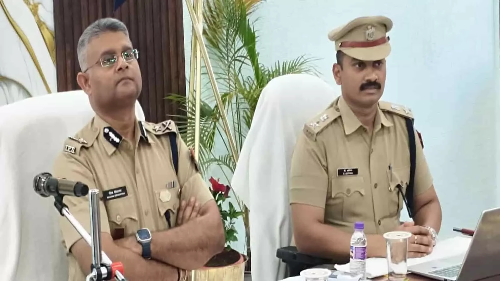 आईजी गौरव श्रीवास्तव और अन्य पुलिस अधिकारी एक बैठक में बैठे हुए नजर आ रहे हैं। आईजी गौरव श्रीवास्तव और अन्य पुलिस अधिकारी एक बैठक में बैठे हुए नजर आ रहे हैं।