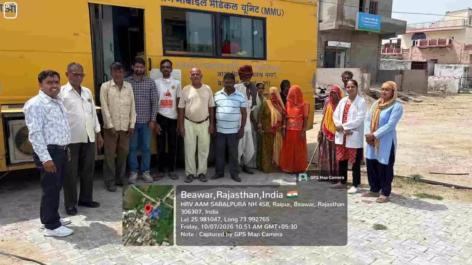 तस्वीर में सबलपुरा के स्वास्थ्य शिविर में मेडिकल वैन के बाहर खड़े चिकित्सा कर्मी और ग्रामीण।