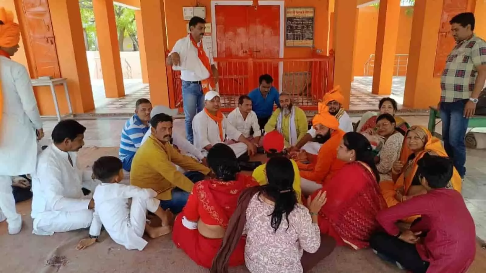 सवाई माधोपुर के सीताराम मंदिर में गोसेवक और संत बैठक करते हुए। सवाई माधोपुर के सीताराम मंदिर में गोसेवक और संत बैठक करते हुए।