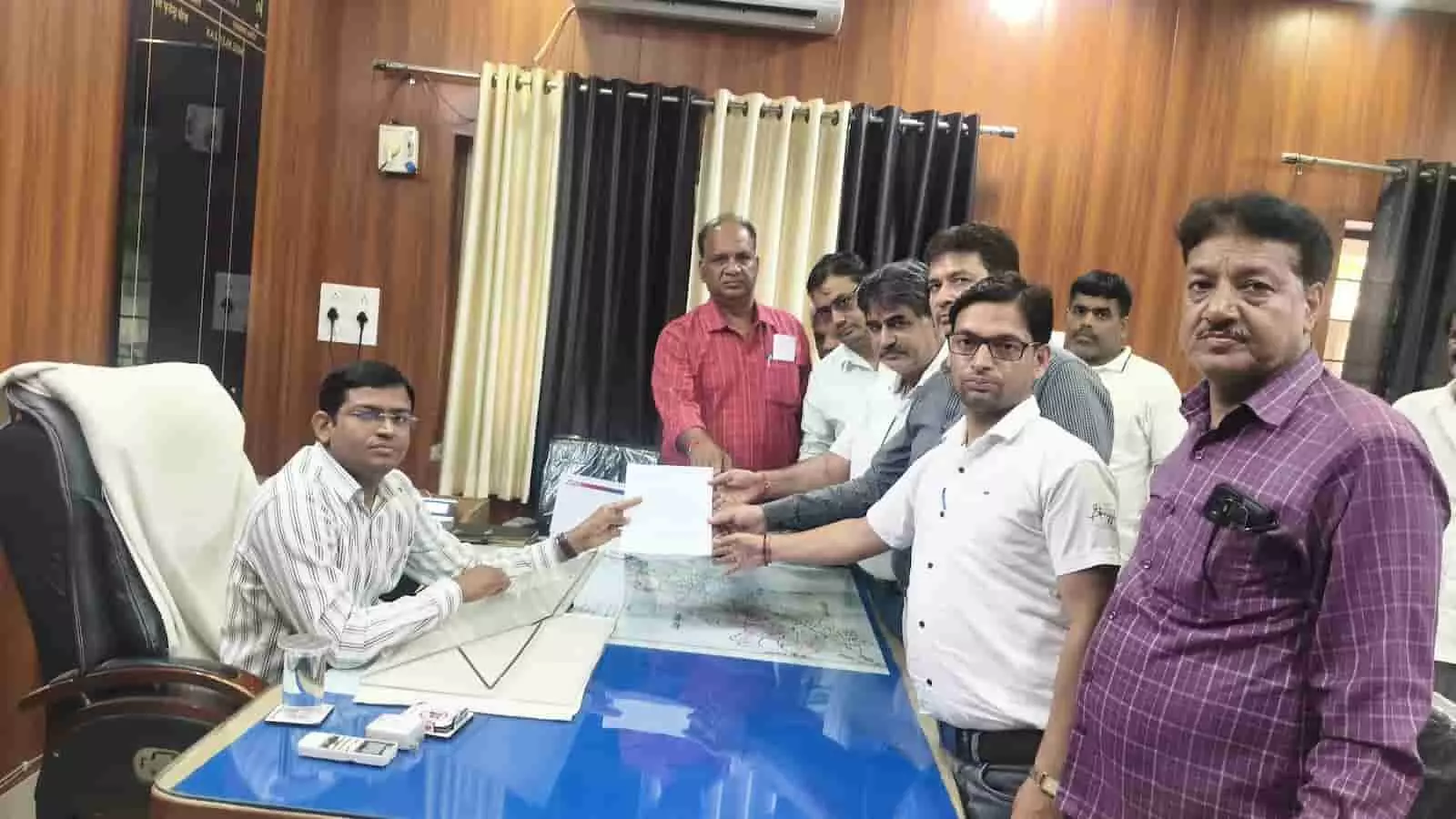 तस्वीर में गंगापुर सिटी कार्यालय में निजी स्कूल संचालक अधिकारी को ज्ञापन पत्र सौंपते हुए दिख रहे हैं। तस्वीर में गंगापुर सिटी कार्यालय में निजी स्कूल संचालक अधिकारी को ज्ञापन पत्र सौंपते हुए दिख रहे हैं।