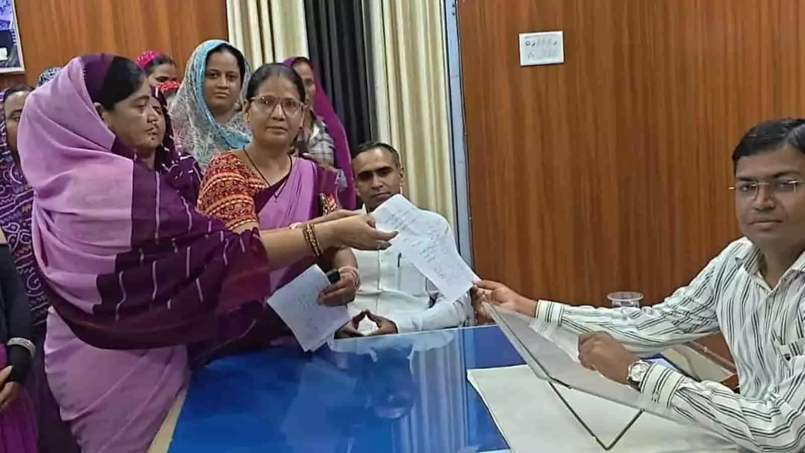 कार्यालय में उपजिला कलेक्टर को ज्ञापन सौंपतीं आंगनबाड़ी महिला कार्यकर्ता। कार्यालय में उपजिला कलेक्टर को ज्ञापन सौंपतीं आंगनबाड़ी महिला कार्यकर्ता।