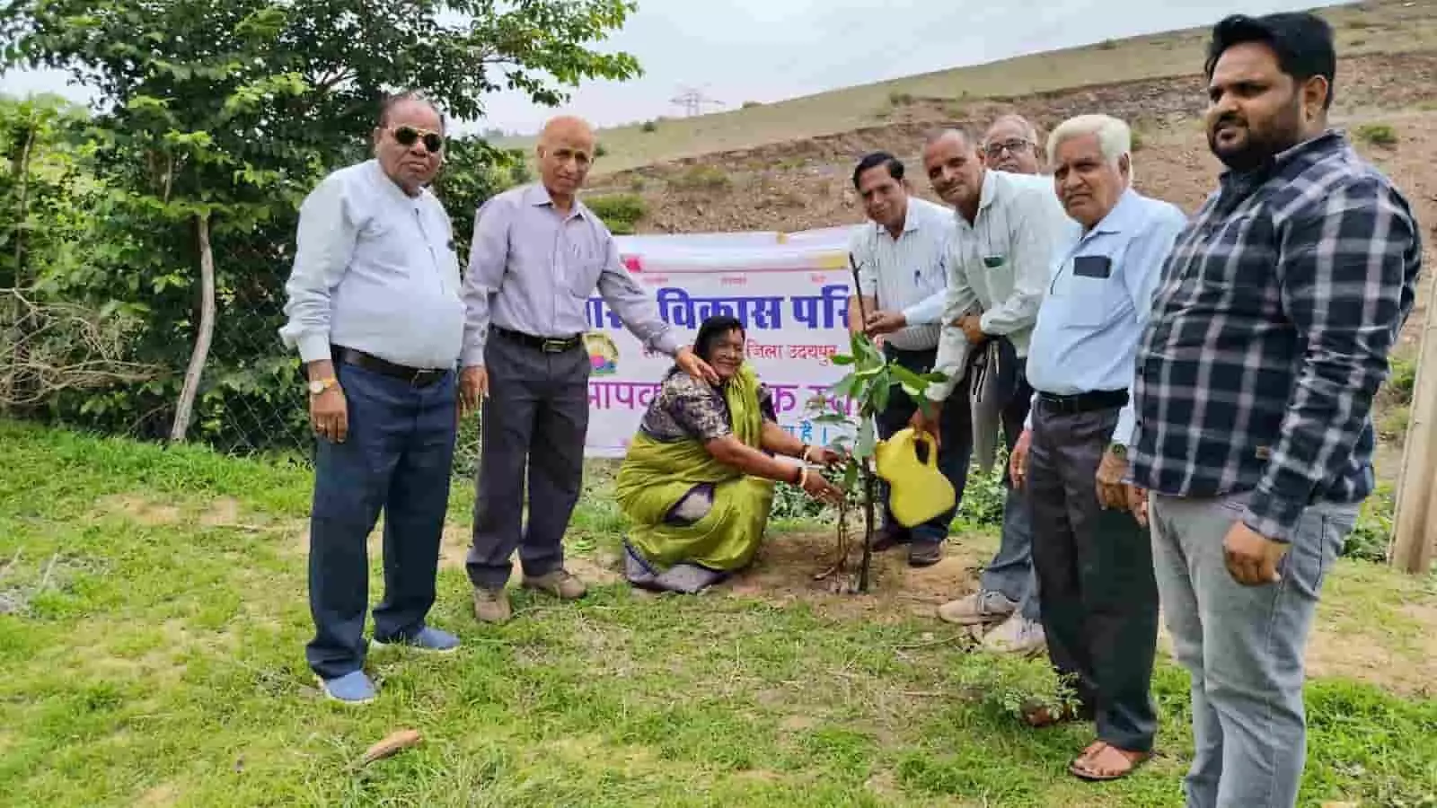 तस्वीर में भारत विकास परिषद के सदस्य मांडवा घाटी में वृक्षारोपण करते हुए दिख रहे हैं। तस्वीर में भारत विकास परिषद के सदस्य मांडवा घाटी में वृक्षारोपण करते हुए दिख रहे हैं।