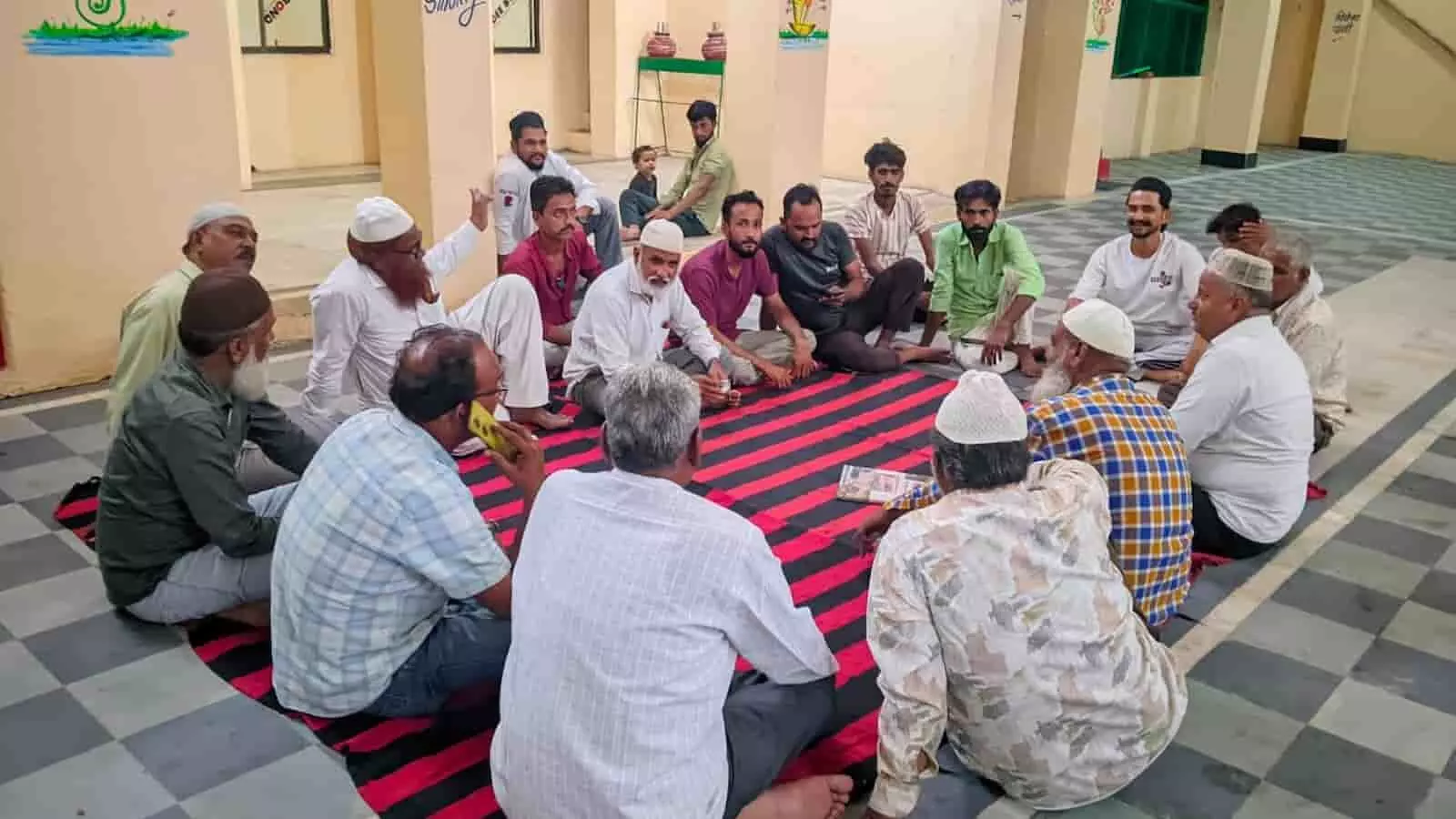 तस्वीर में फर्श पर बैठकर बैठक करते हुए लोग आमेट दरगाह परिसर में दिख रहे हैं। तस्वीर में फर्श पर बैठकर बैठक करते हुए लोग आमेट दरगाह परिसर में दिख रहे हैं।