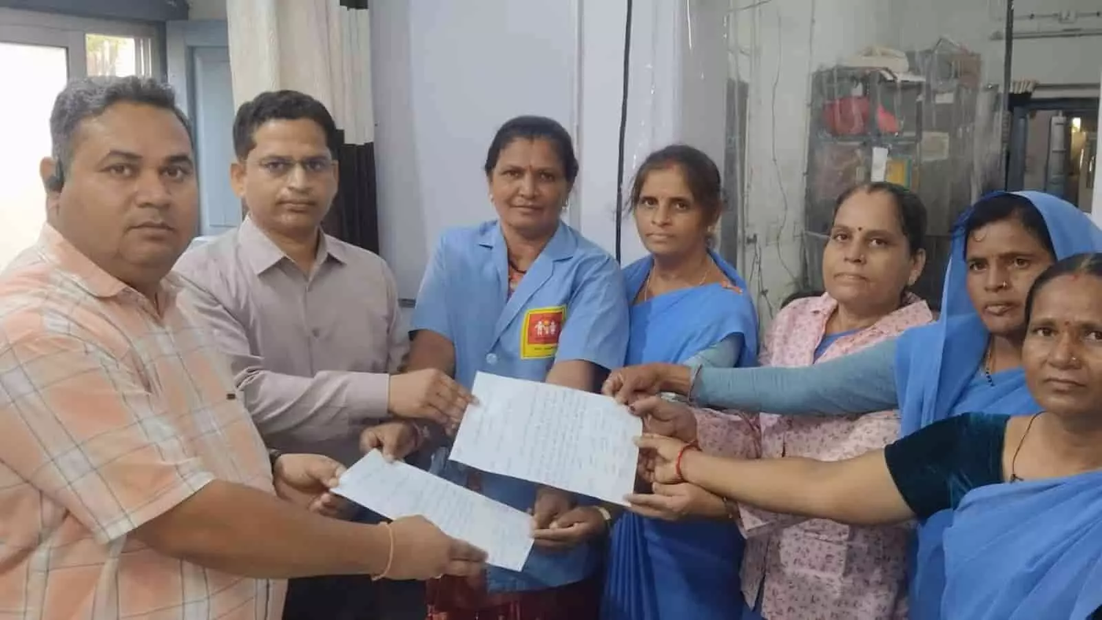 तस्वीर में स्वास्थ्य अधिकारियों को ज्ञापन के दस्तावेज सौंपतीं आशा सहयोगिनियां दिखाई दे रही हैं। तस्वीर में स्वास्थ्य अधिकारियों को ज्ञापन के दस्तावेज सौंपतीं आशा सहयोगिनियां दिखाई दे रही हैं।