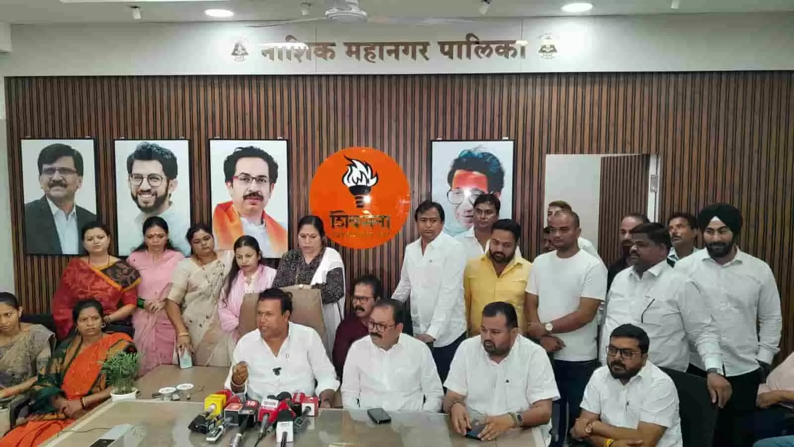 नाशिक महानगरपालिका कार्यालय में आयोजित पत्रकार परिषद में उपस्थित नेता और कार्यकर्ता। नाशिक महानगरपालिका कार्यालय में आयोजित पत्रकार परिषद में उपस्थित नेता और कार्यकर्ता।