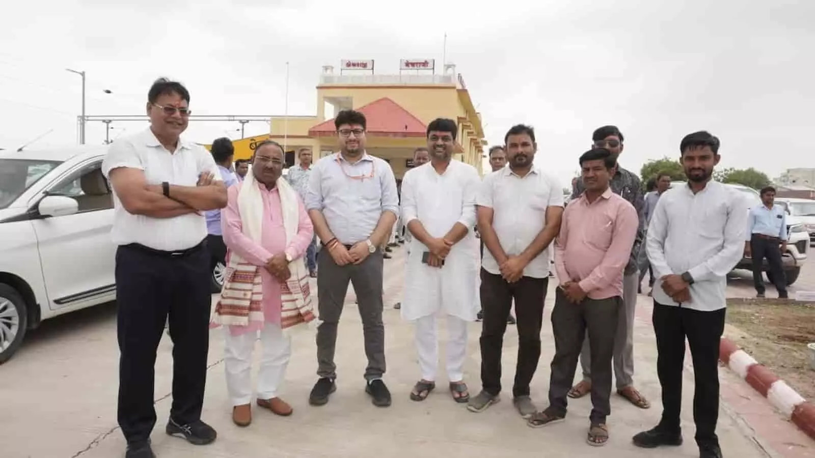 बेचराजी रेलवे स्टेशन के बाहर खड़े अधिकारियों और स्थानीय लोगों का समूह निरीक्षण के दौरान। बेचराजी रेलवे स्टेशन के बाहर खड़े अधिकारियों और स्थानीय लोगों का समूह निरीक्षण के दौरान।