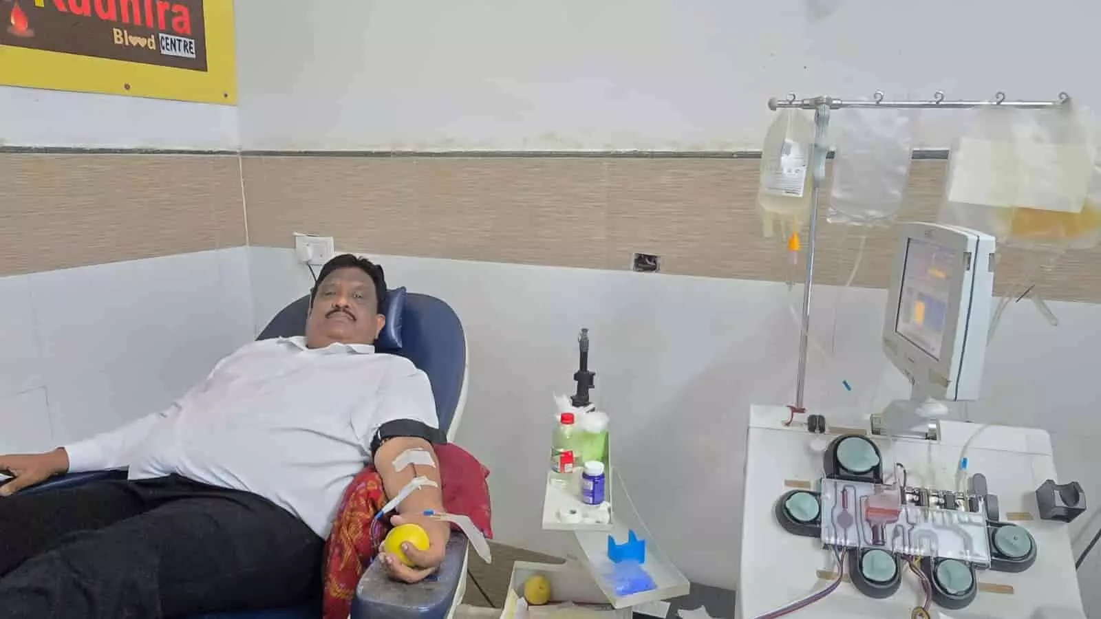 रुधिरा ब्लड बैंक में मेडिकल मशीन के पास मेडिकल चेयर पर लेटे हुए प्लेटलेट्स दान करते अधिवक्ता मुकेश जैन। रुधिरा ब्लड बैंक में मेडिकल मशीन के पास मेडिकल चेयर पर लेटे हुए प्लेटलेट्स दान करते अधिवक्ता मुकेश जैन।