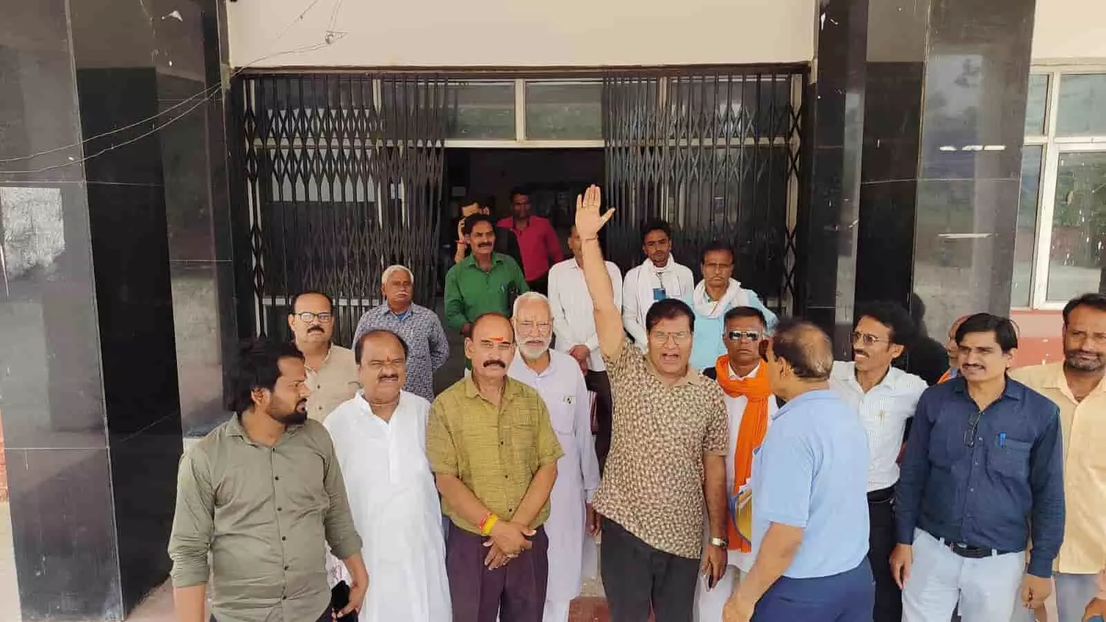 बारां में कलेक्ट्रेट कार्यालय के बाहर प्रदर्शन करते ब्राह्मण कल्याण परिषद के पदाधिकारी और सदस्य। बारां में कलेक्ट्रेट कार्यालय के बाहर प्रदर्शन करते ब्राह्मण कल्याण परिषद के पदाधिकारी और सदस्य।