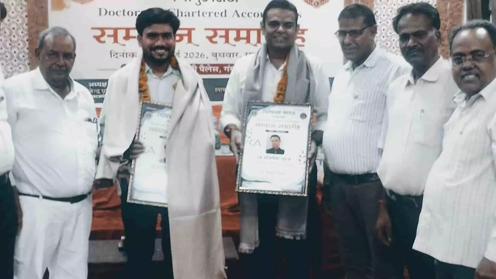 तस्वीर में गंगापुर सिटी के सम्मान समारोह में मंच पर स्मृति चिन्ह के साथ खड़े लोग दिख रहे हैं। तस्वीर में गंगापुर सिटी के सम्मान समारोह में मंच पर स्मृति चिन्ह के साथ खड़े लोग दिख रहे हैं।