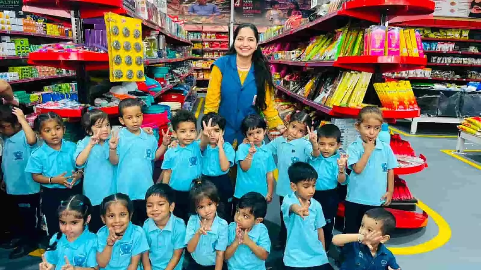 किसान मॉल में फलों और सब्जियों के काउंटर के पास खड़े स्कूल के छोटे बच्चे और शिक्षक। किसान मॉल में फलों और सब्जियों के काउंटर के पास खड़े स्कूल के छोटे बच्चे और शिक्षक।