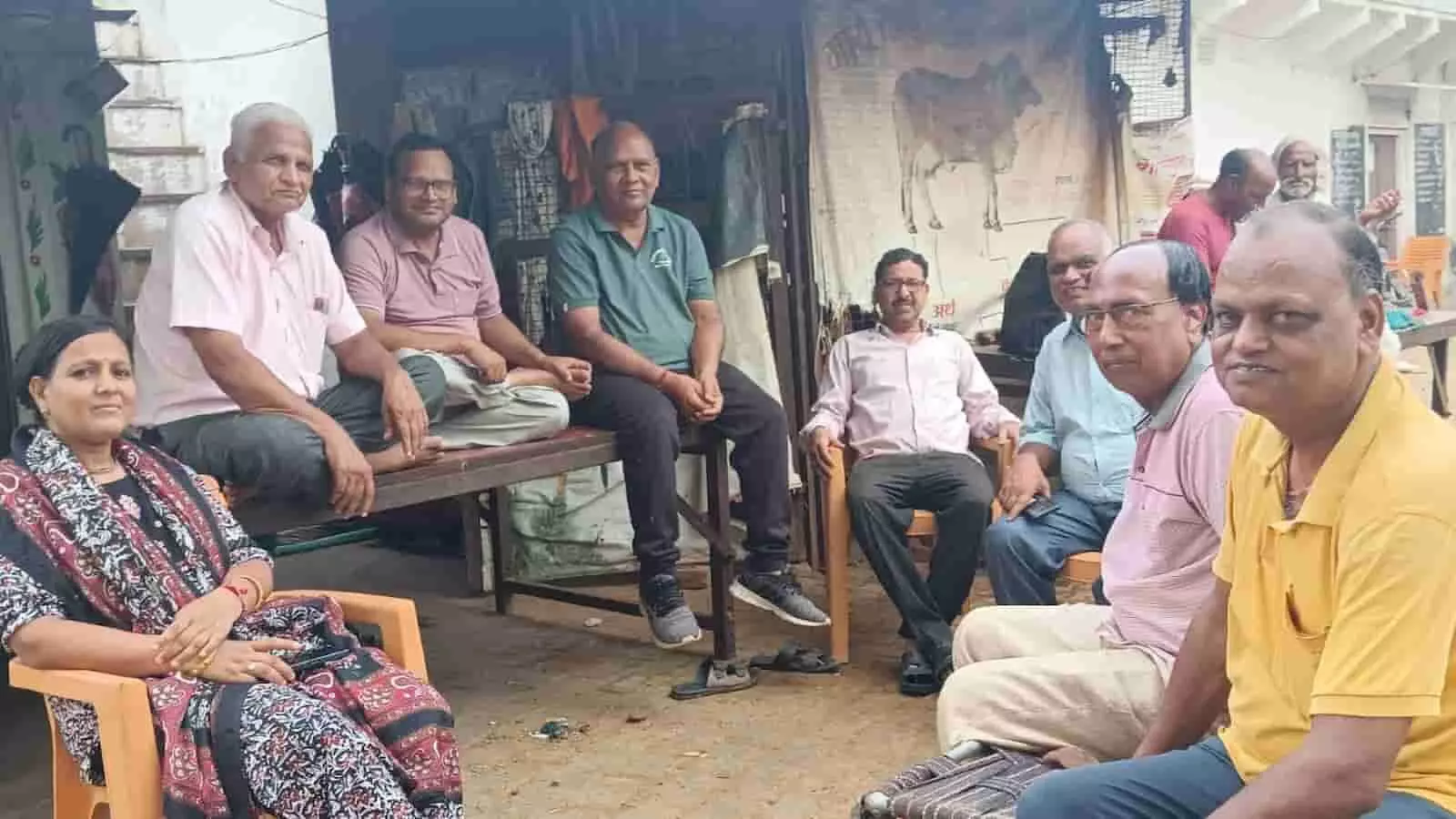 तस्वीर में गोपाल गौशाला में छप्पन भोग कार्यक्रम की तैयारी बैठक करते समिति सदस्य दिख रहे हैं। तस्वीर में गोपाल गौशाला में छप्पन भोग कार्यक्रम की तैयारी बैठक करते समिति सदस्य दिख रहे हैं।