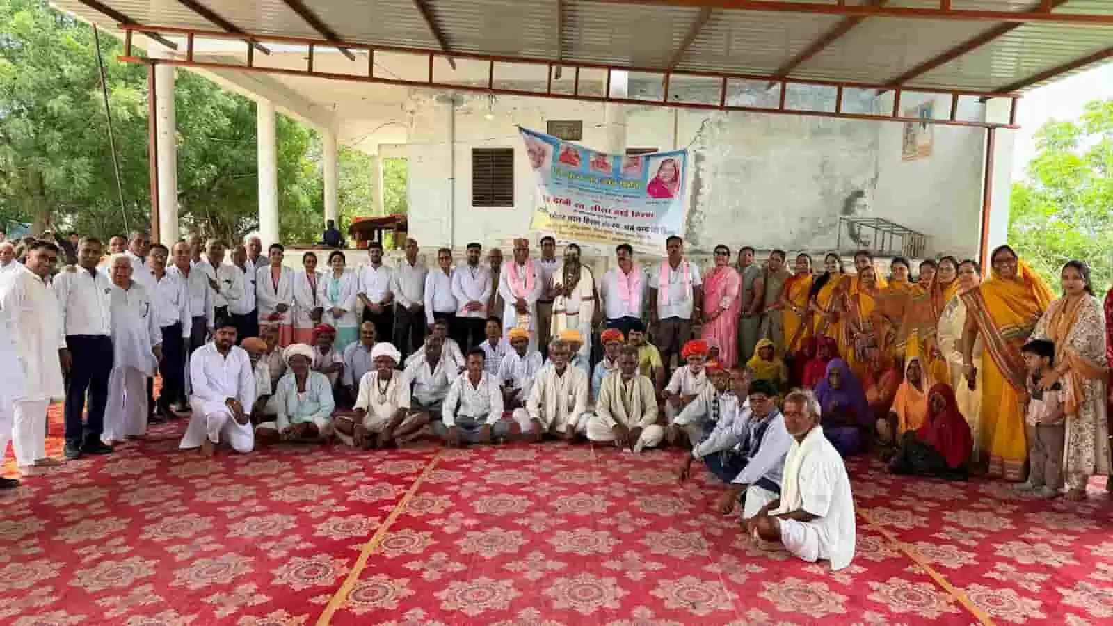 तस्वीर में आमेट के नेत्र जांच शिविर में एकत्रित हुए अतिथि, चिकित्सक और ग्रामीण दिख रहे हैं। तस्वीर में आमेट के नेत्र जांच शिविर में एकत्रित हुए अतिथि, चिकित्सक और ग्रामीण दिख रहे हैं।