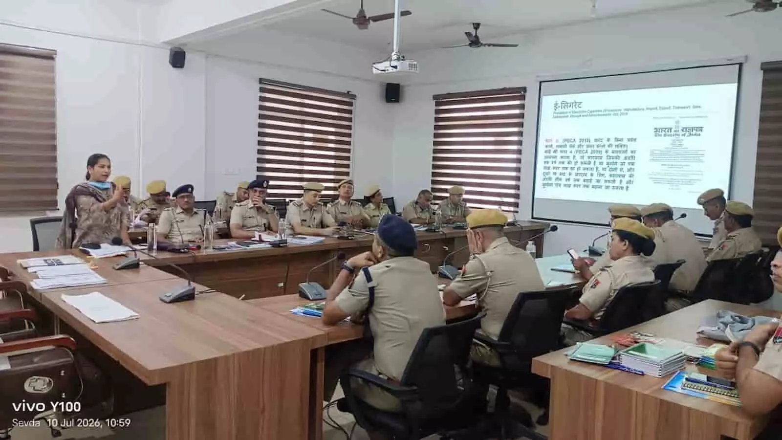 तस्वीर में ब्यावर पुलिस अधीक्षक कार्यालय के मीटिंग हॉल में कोटपा अधिनियम की कार्यशाला में बैठे पुलिस अधिकारी दिख रहे हैं।