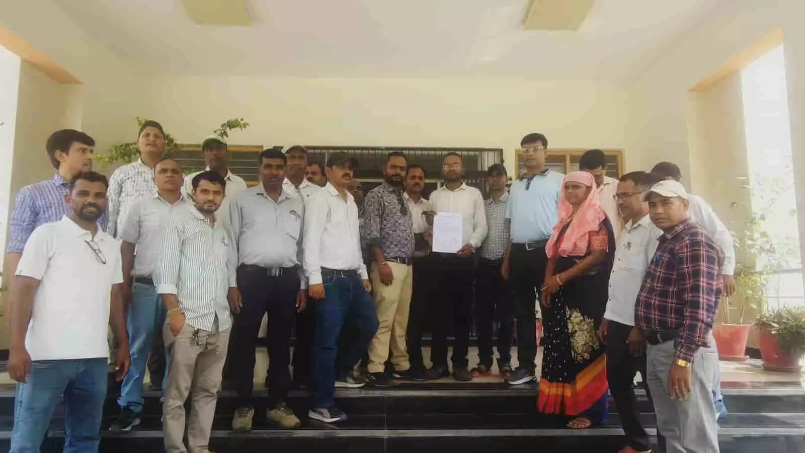 खेरवाड़ा में सरकारी भवन के बाहर मुख्यमंत्री के नाम ज्ञापन पत्र दिखाते हुए खड़े शिक्षक। खेरवाड़ा में सरकारी भवन के बाहर मुख्यमंत्री के नाम ज्ञापन पत्र दिखाते हुए खड़े शिक्षक।