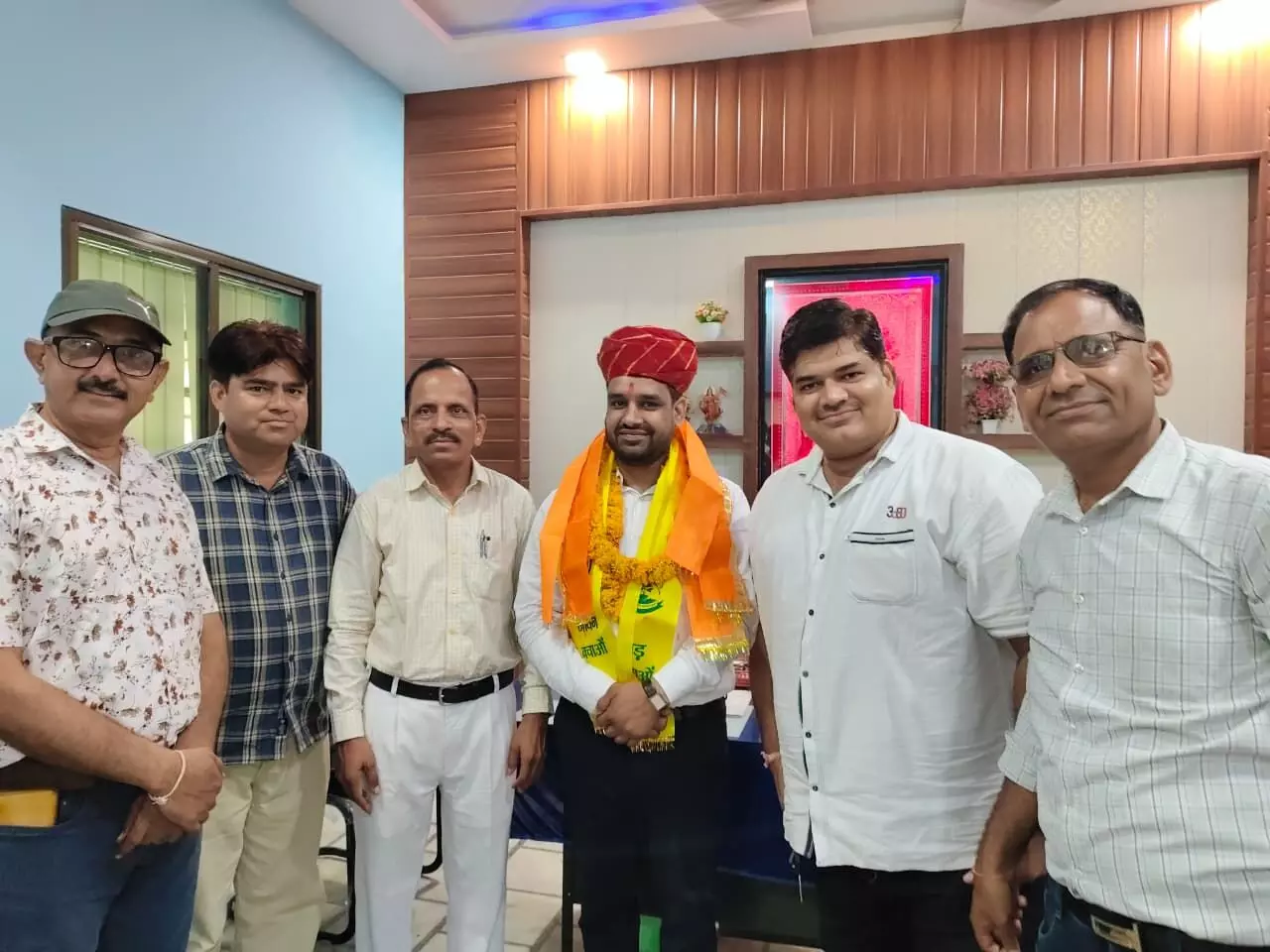 आमेट कार्यालय में एसीबीईओ किशन लाल गुर्जर का स्वागत करते हुए शिक्षक व अधिकारी। आमेट कार्यालय में एसीबीईओ किशन लाल गुर्जर का स्वागत करते हुए शिक्षक व अधिकारी।