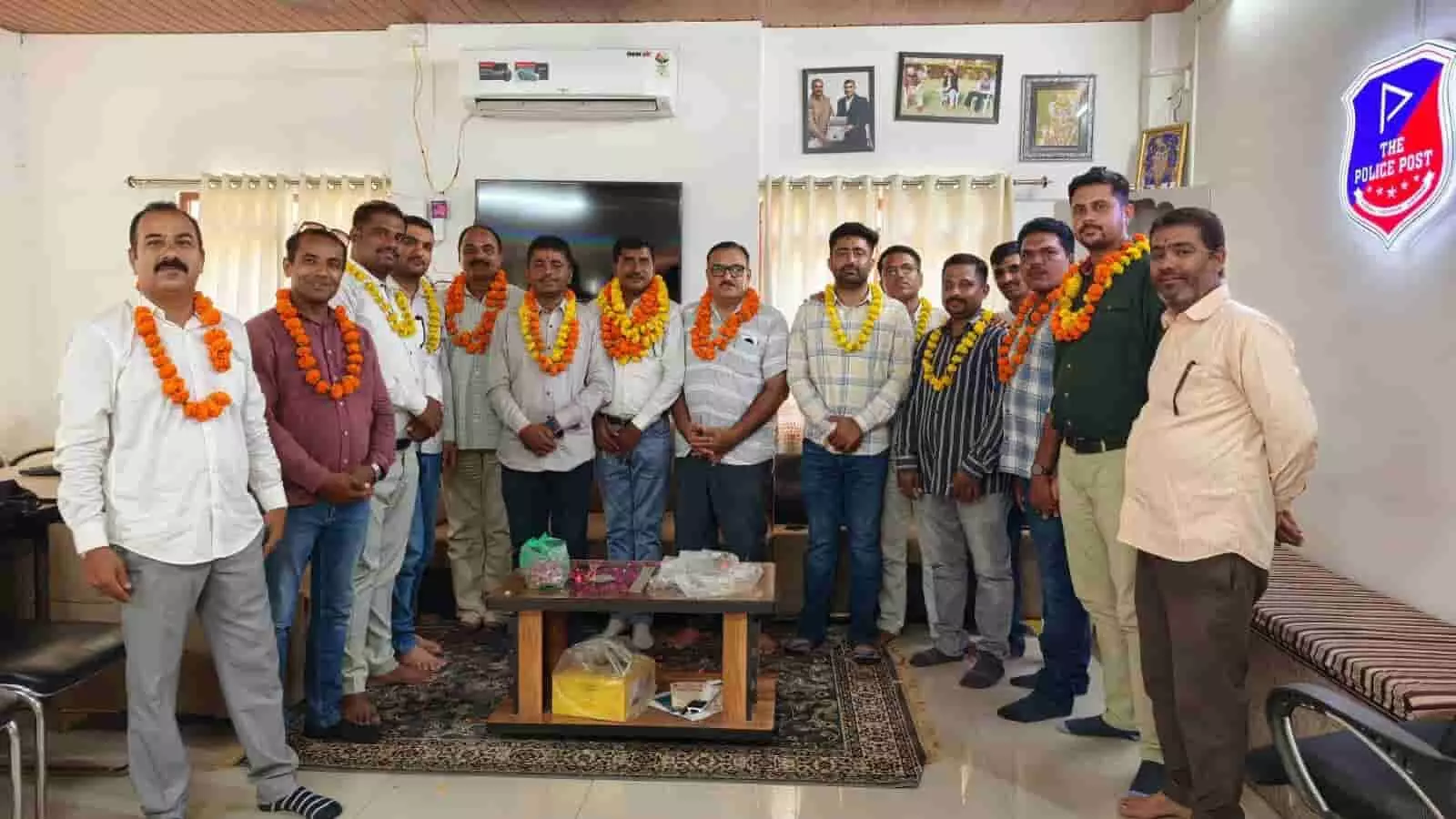आमेट कार्यालय में एसीबीईओ किशन लाल गुर्जर का स्वागत करते हुए शिक्षक व अधिकारी। आमेट कार्यालय में एसीबीईओ किशन लाल गुर्जर का स्वागत करते हुए शिक्षक व अधिकारी।