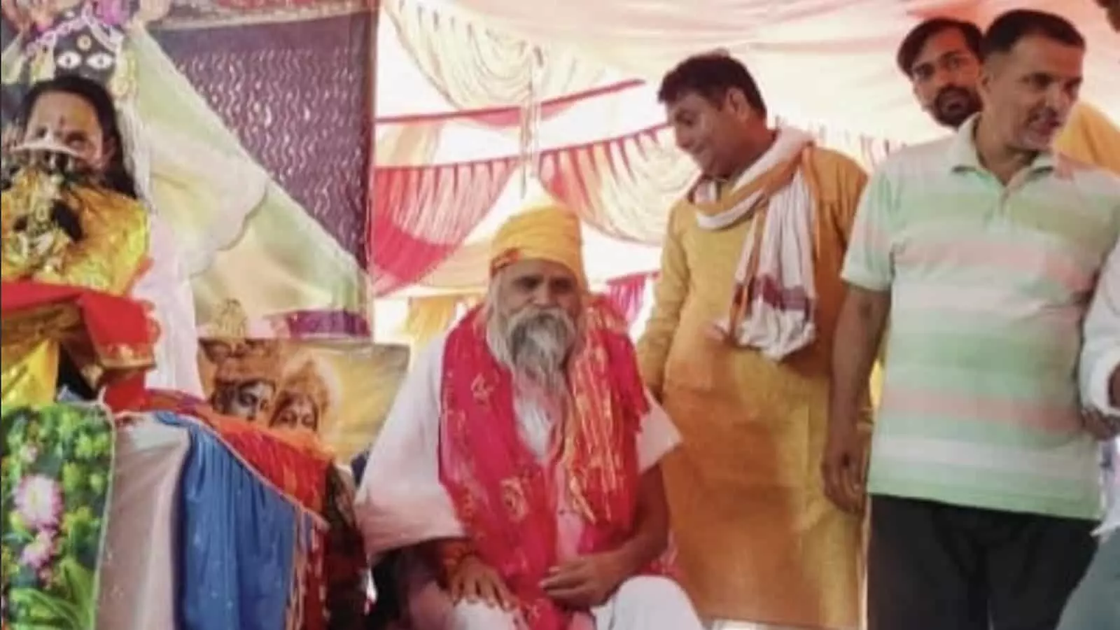 सालाबाद गांव में आयोजित कार्यक्रम में मंच पर बैठे शीतल दास महाराज। सालाबाद गांव में आयोजित कार्यक्रम में मंच पर बैठे शीतल दास महाराज।