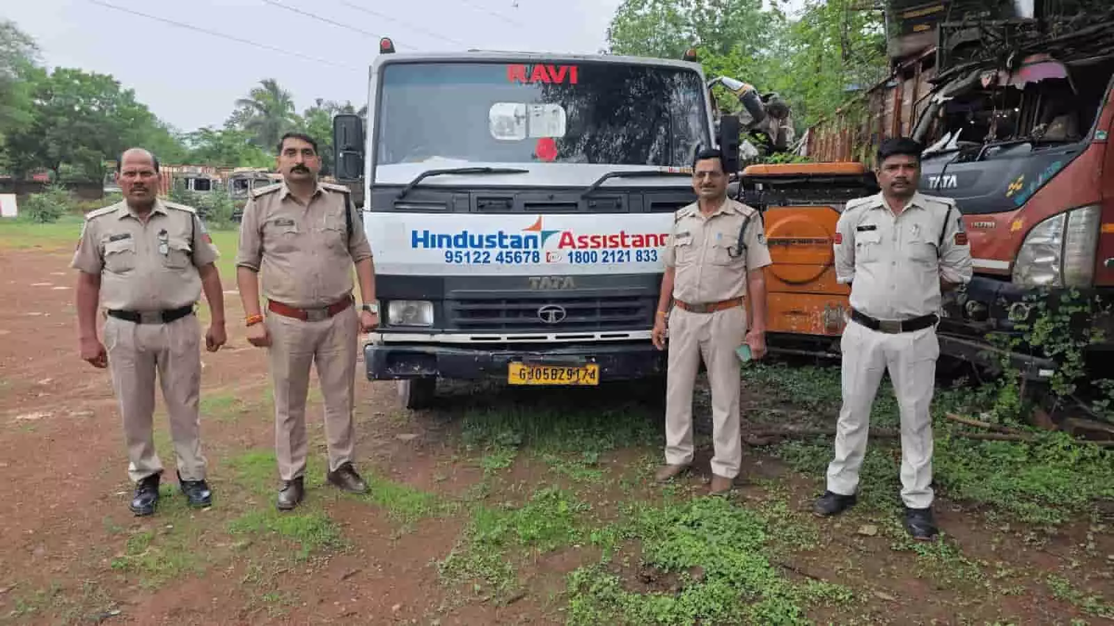 कटनी के कुठला थाना पुलिस अधिकारी बरामद ट्रक के सामने खड़े हैं। कटनी के कुठला थाना पुलिस अधिकारी बरामद ट्रक के सामने खड़े हैं।