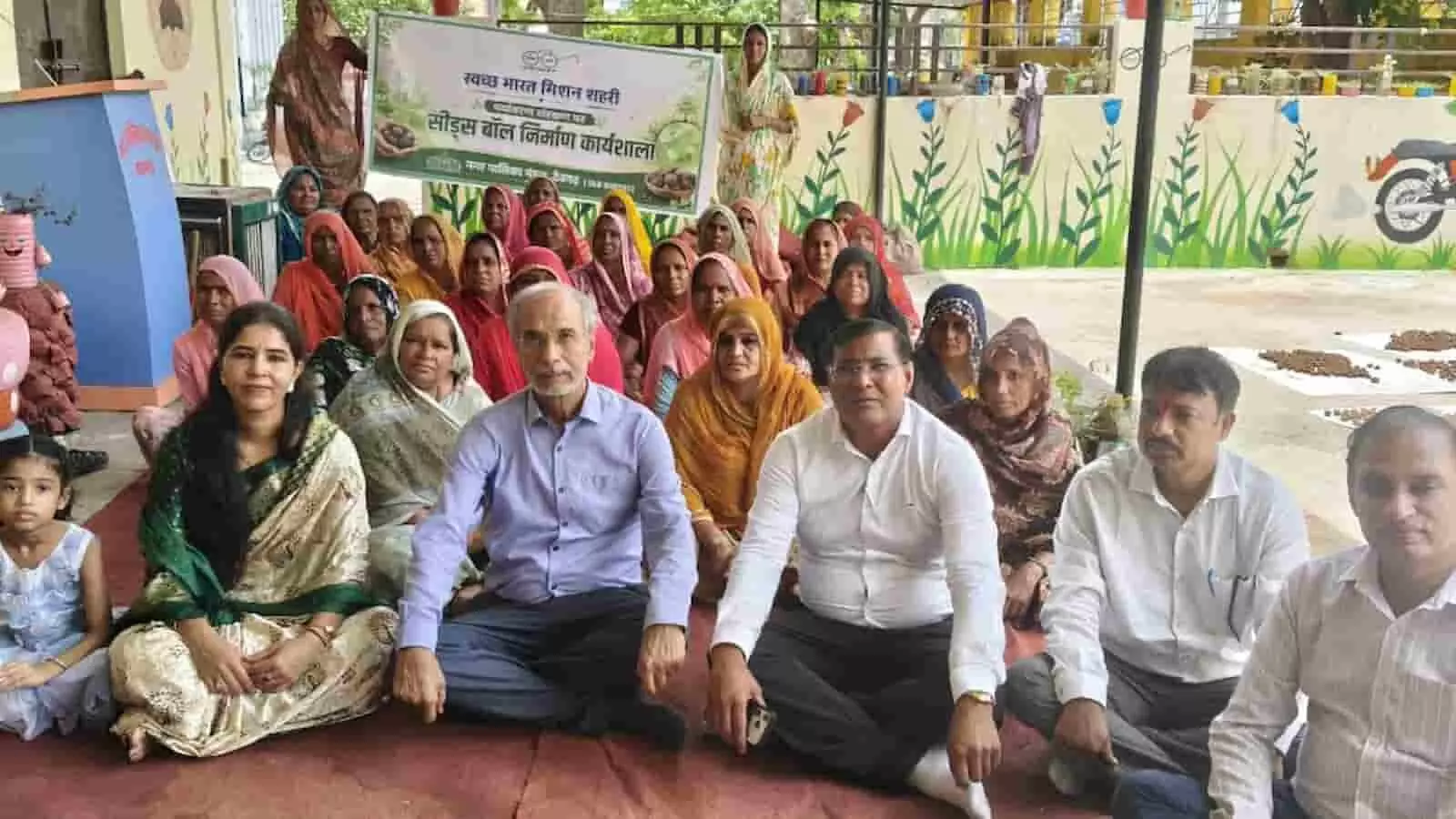 डॉ. दिनेश त्यागी देवगढ़ में आयोजित पर्यावरण संरक्षण कार्यशाला में उपस्थित लोगों के साथ। डॉ. दिनेश त्यागी देवगढ़ में आयोजित पर्यावरण संरक्षण कार्यशाला में उपस्थित लोगों के साथ।