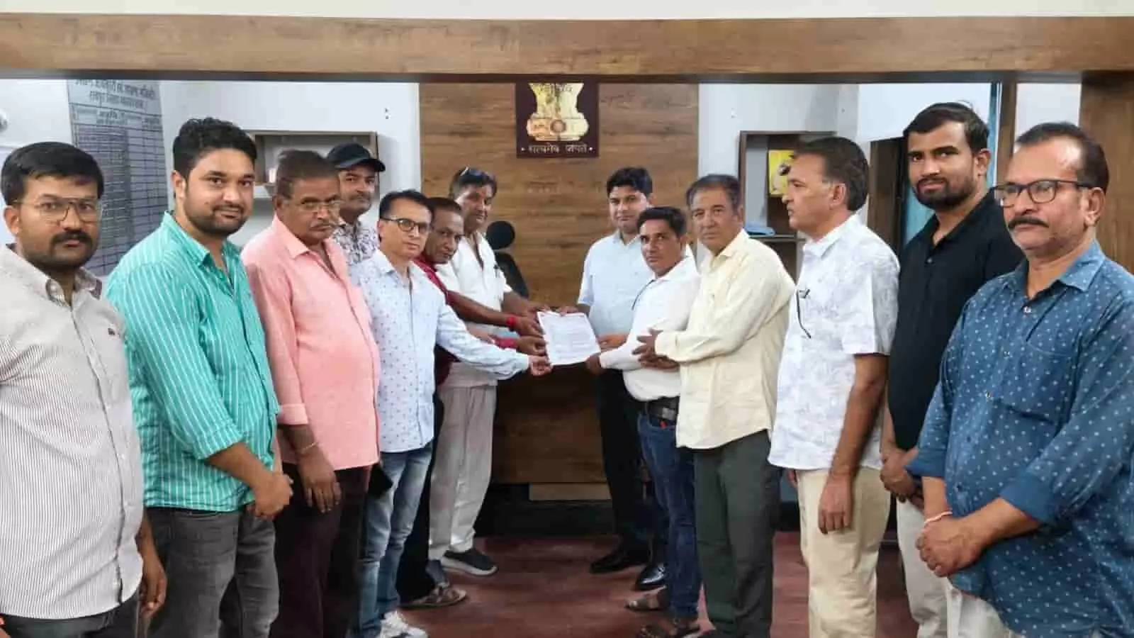 रायपुर में उपखंड अधिकारी को ज्ञापन सौंपते हुए शिक्षक संघ के प्रतिनिधि मौजूद हैं।