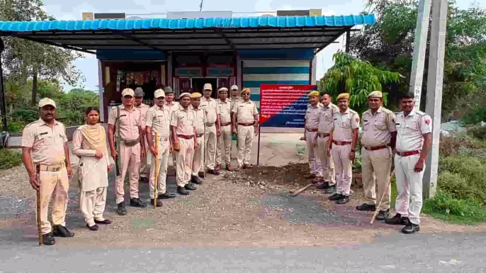 तस्वीर में पुलिस अधिकारी प्रतापगढ़ में तस्कर की अचल संपत्ति पर जब्ती का नोटिस बोर्ड लगाते हुए। तस्वीर में पुलिस अधिकारी प्रतापगढ़ में तस्कर की अचल संपत्ति पर जब्ती का नोटिस बोर्ड लगाते हुए।