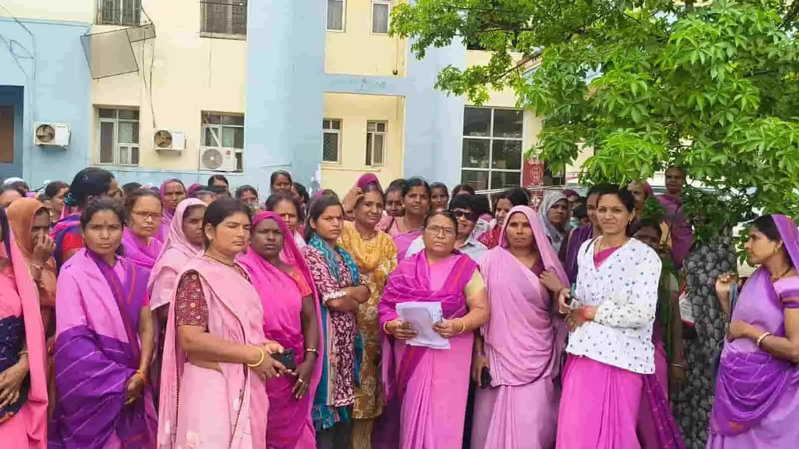 आंगनबाड़ी कार्यकर्ता और सहायिकाएं अपनी मांगों के लिए जिला कलेक्ट्रेट परिसर में एकत्रित हैं। आंगनबाड़ी कार्यकर्ता और सहायिकाएं अपनी मांगों के लिए जिला कलेक्ट्रेट परिसर में एकत्रित हैं।