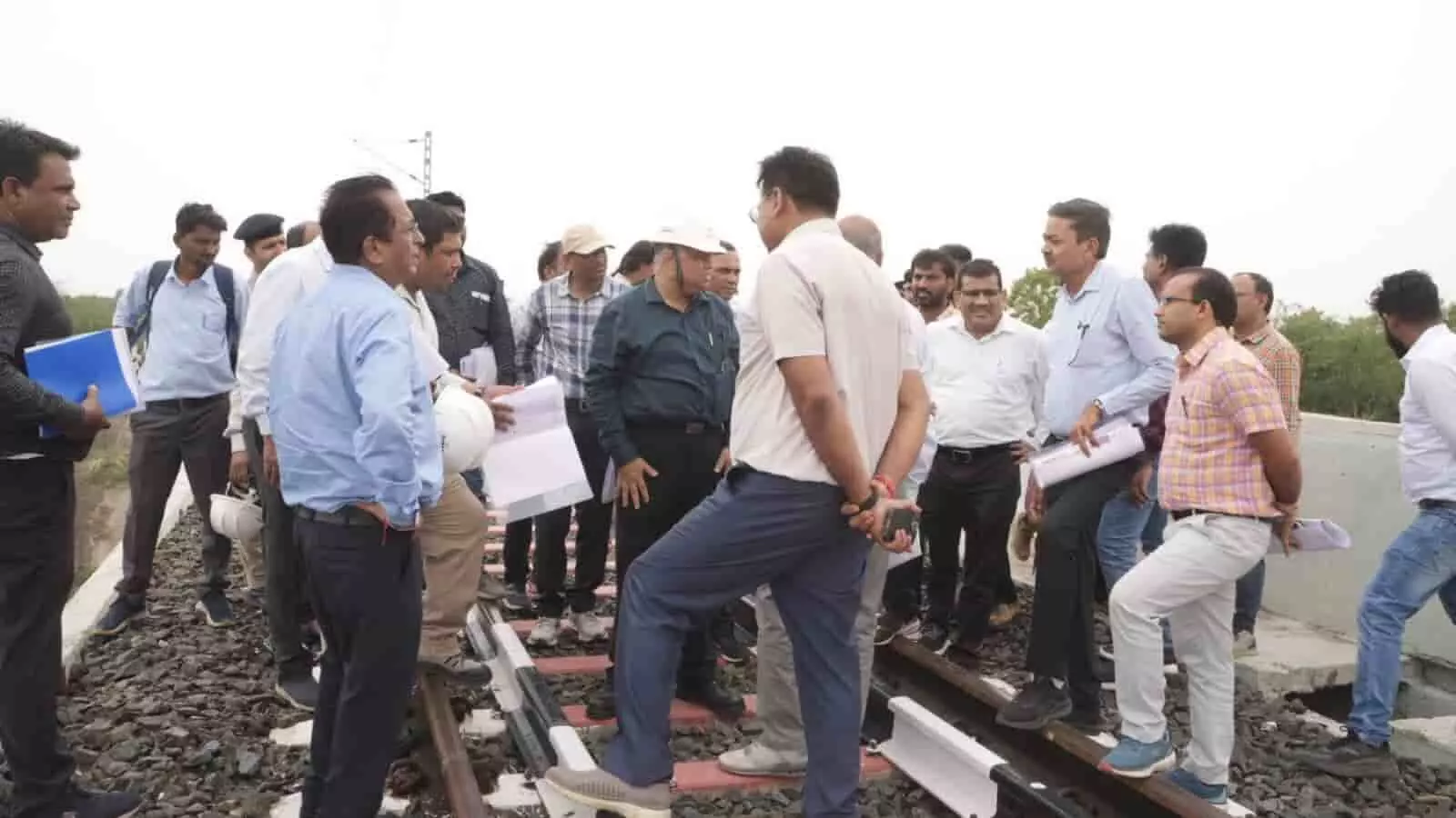 रेलवे ट्रैक पर खड़े होकर नई रेल लाइन का निरीक्षण करते हुए वरिष्ठ अधिकारी और इंजीनियरिंग टीम। रेलवे ट्रैक पर खड़े होकर नई रेल लाइन का निरीक्षण करते हुए वरिष्ठ अधिकारी और इंजीनियरिंग टीम।