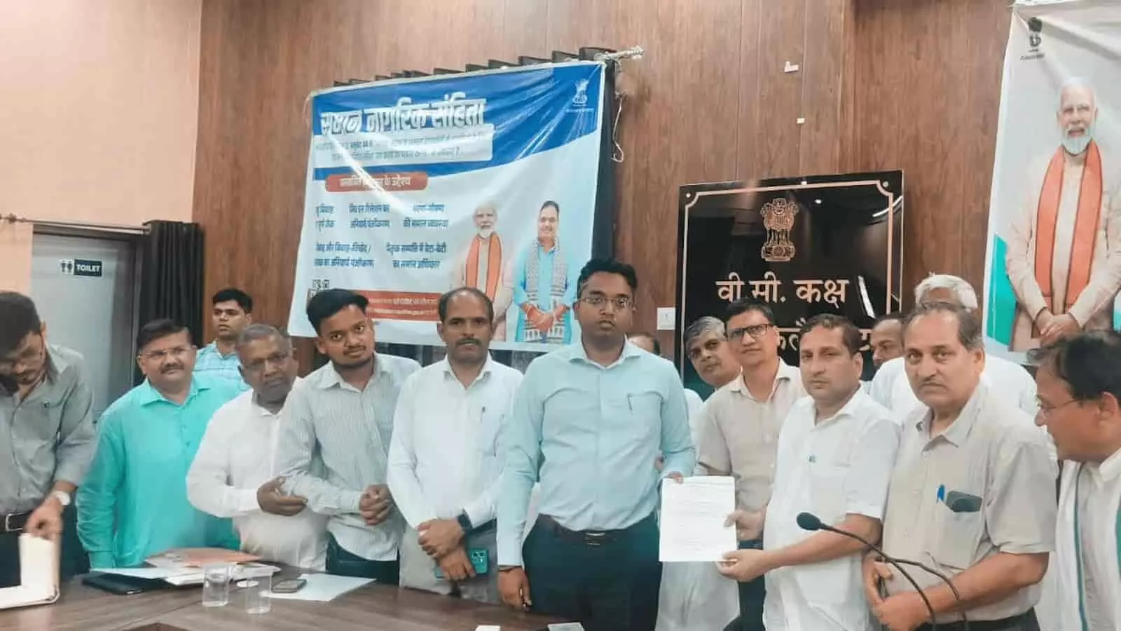 जैन समाज के प्रतिनिधि डीग जिला कलेक्टर को ज्ञापन सौंपते हुए नजर आ रहे हैं। जैन समाज के प्रतिनिधि डीग जिला कलेक्टर को ज्ञापन सौंपते हुए नजर आ रहे हैं।