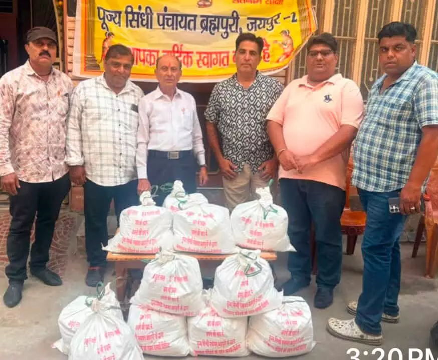 पंचायत के सदस्य ब्रह्मपुरी में राशन किट के साथ खड़े होकर सेवा कार्य कर रहे हैं।
