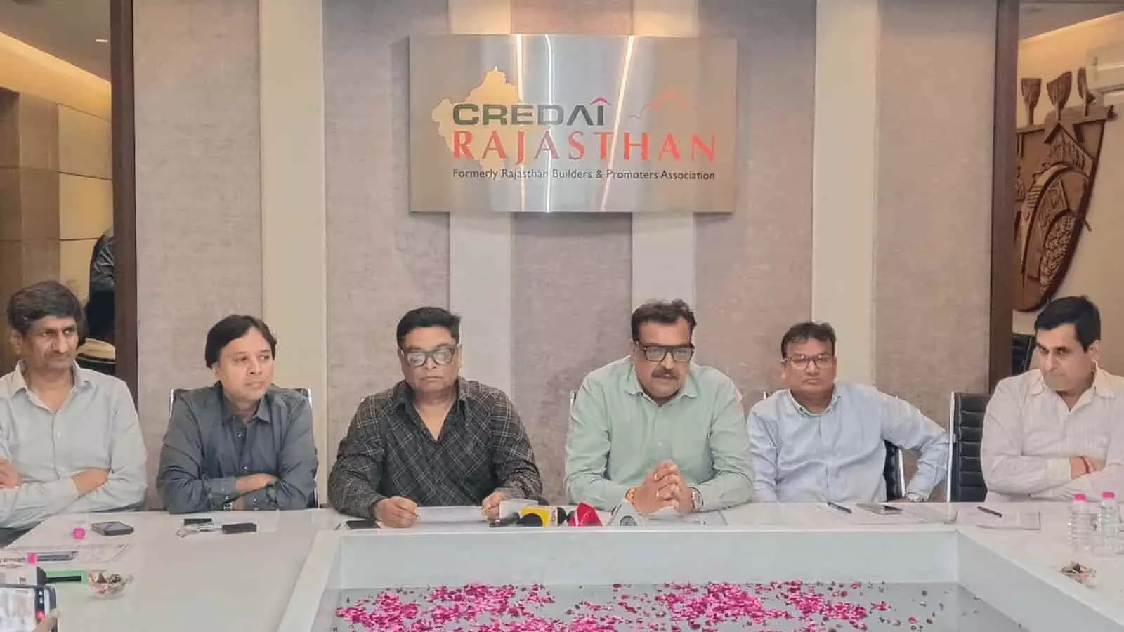 तस्वीर में केड़ाई राजस्थान के सदस्य बैठक में प्रेस को संबोधित कर रहे हैं। तस्वीर में केड़ाई राजस्थान के सदस्य बैठक में प्रेस को संबोधित कर रहे हैं।