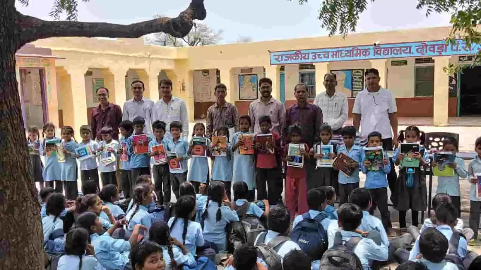 स्कूल परिसर में हाथों में किताबें लिए खड़े छात्र और शिक्षक शैक्षणिक गतिविधि के संदर्भ में। स्कूल परिसर में हाथों में किताबें लिए खड़े छात्र और शिक्षक शैक्षणिक गतिविधि के संदर्भ में।