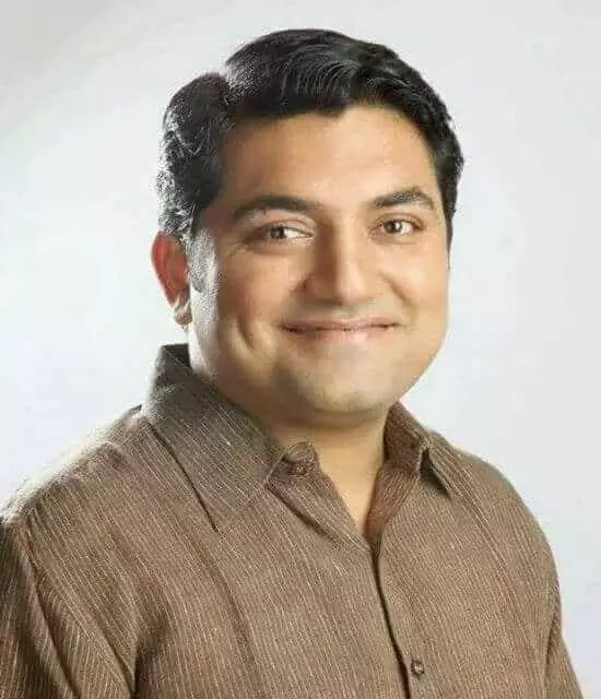 तस्वीर में बंटी तिदमे महापालिका परिसर में अधिकारियों को निवेदन सौंपते हुए दिख रहे हैं। तस्वीर में बंटी तिदमे महापालिका परिसर में अधिकारियों को निवेदन सौंपते हुए दिख रहे हैं।