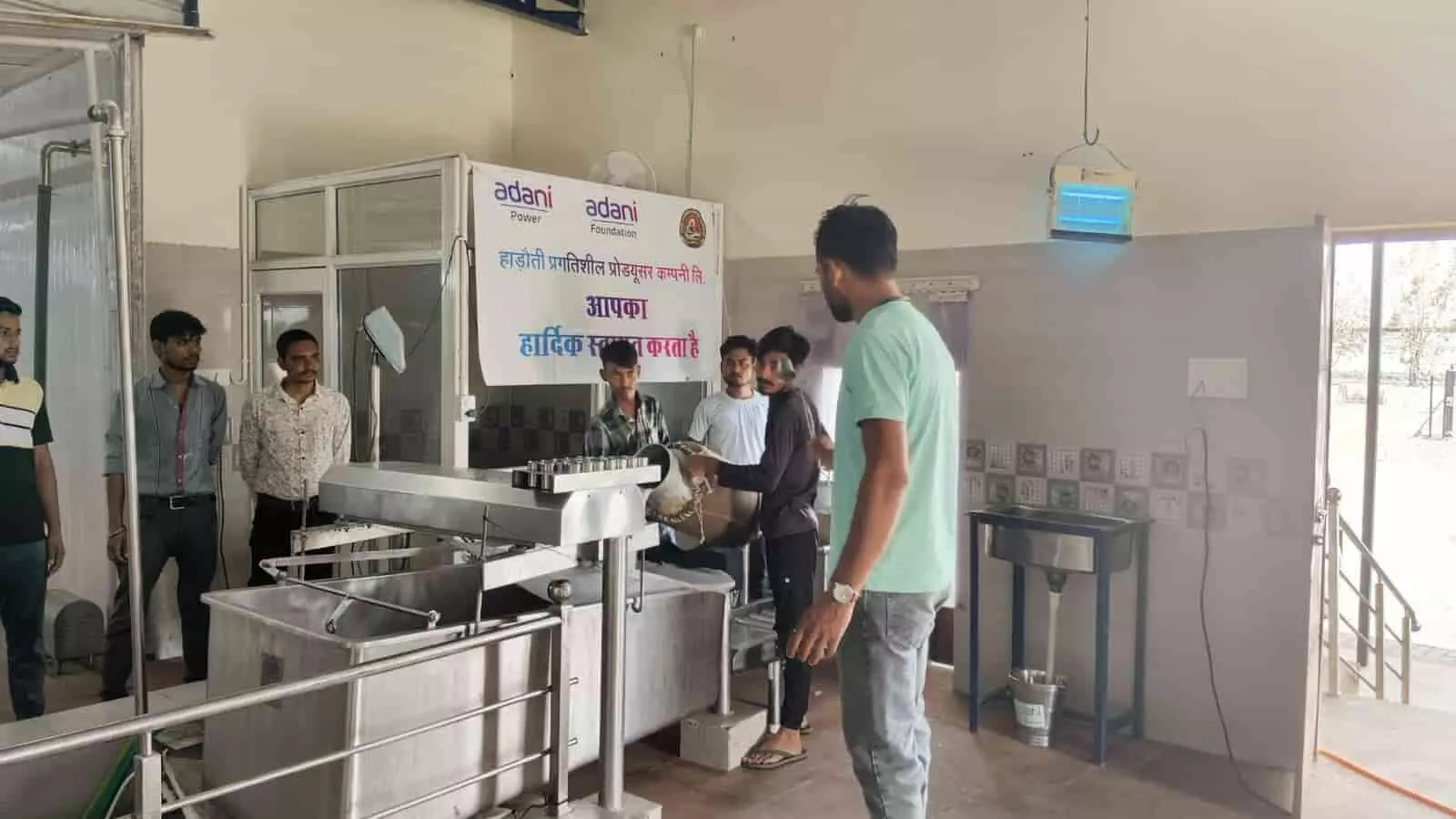 कर्मचारी कवाई स्थित डेयरी केंद्र में दूध संग्रह और कूलर प्रक्रिया करते हुए। कर्मचारी कवाई स्थित डेयरी केंद्र में दूध संग्रह और कूलर प्रक्रिया करते हुए।