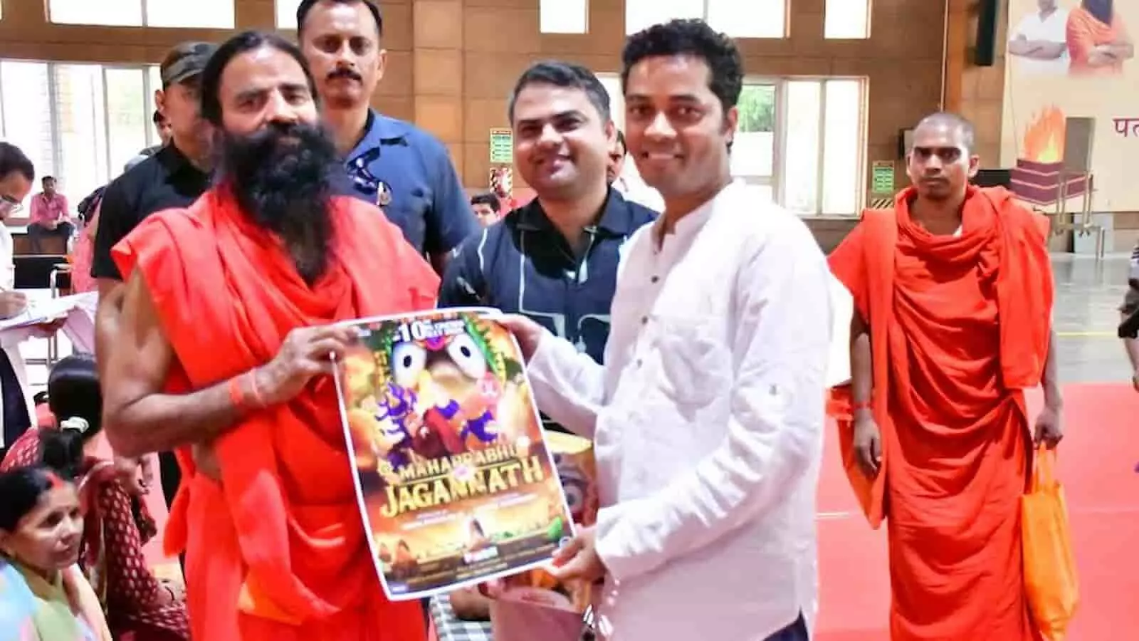 योग गुरु बाबा रामदेव फिल्म का पोस्टर पकड़े हुए टीम के साथ दिख रहे हैं। योग गुरु बाबा रामदेव फिल्म का पोस्टर पकड़े हुए टीम के साथ दिख रहे हैं।