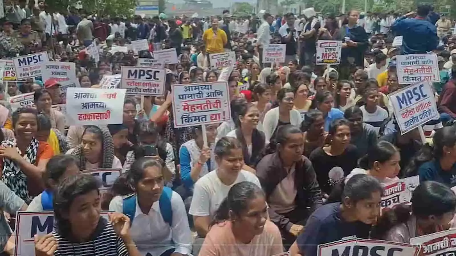 तस्वीर में तख्तियां लिए छात्र-छात्राएं लातूर में विरोध मार्च के दौरान चलते हुए दिखाई दे रहे हैं।