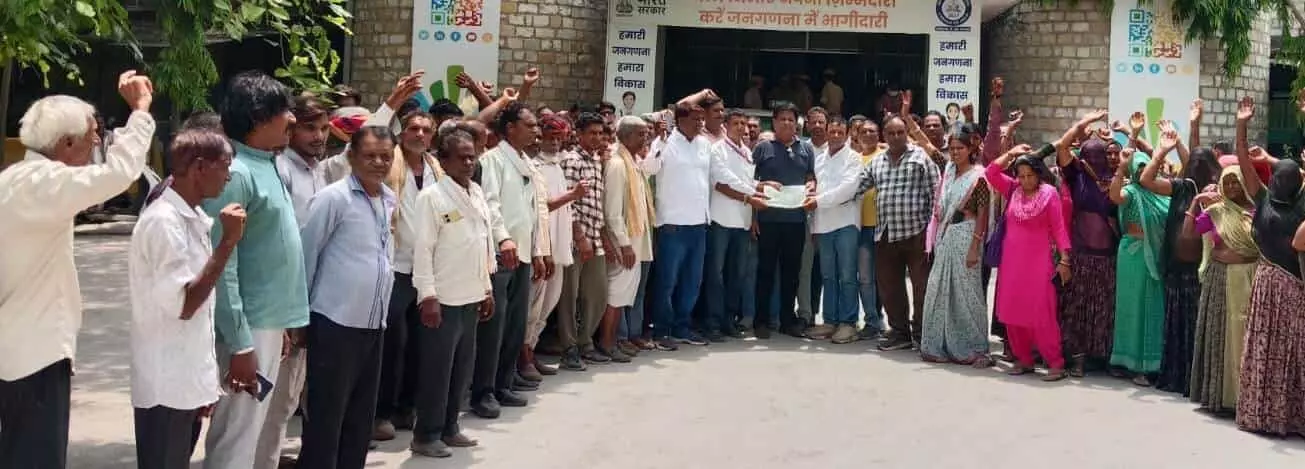 पुलिस अधीक्षक कार्यालय के बाहर प्रदर्शन करते हुए बड़ी संख्या में एकत्र ग्रामीण। पुलिस अधीक्षक कार्यालय के बाहर प्रदर्शन करते हुए बड़ी संख्या में एकत्र ग्रामीण।