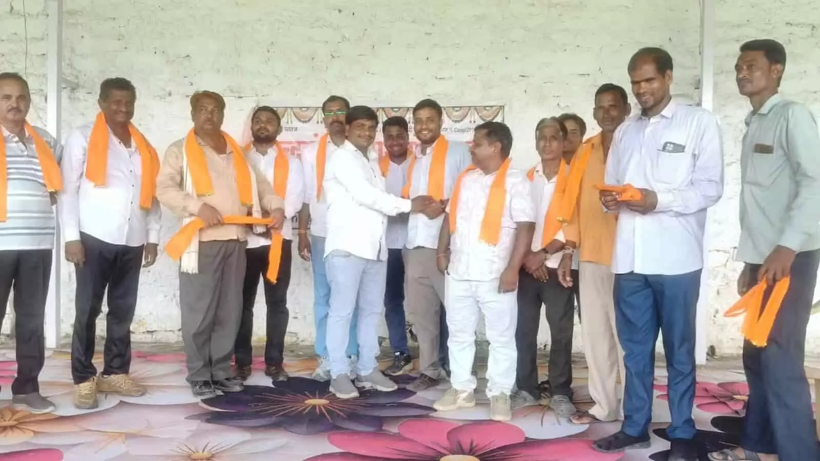 चंद्रवंशी कहार भोई समाज के पदाधिकारी जिला बैठक में मंच पर मौजूद हैं। चंद्रवंशी कहार भोई समाज के पदाधिकारी जिला बैठक में मंच पर मौजूद हैं।