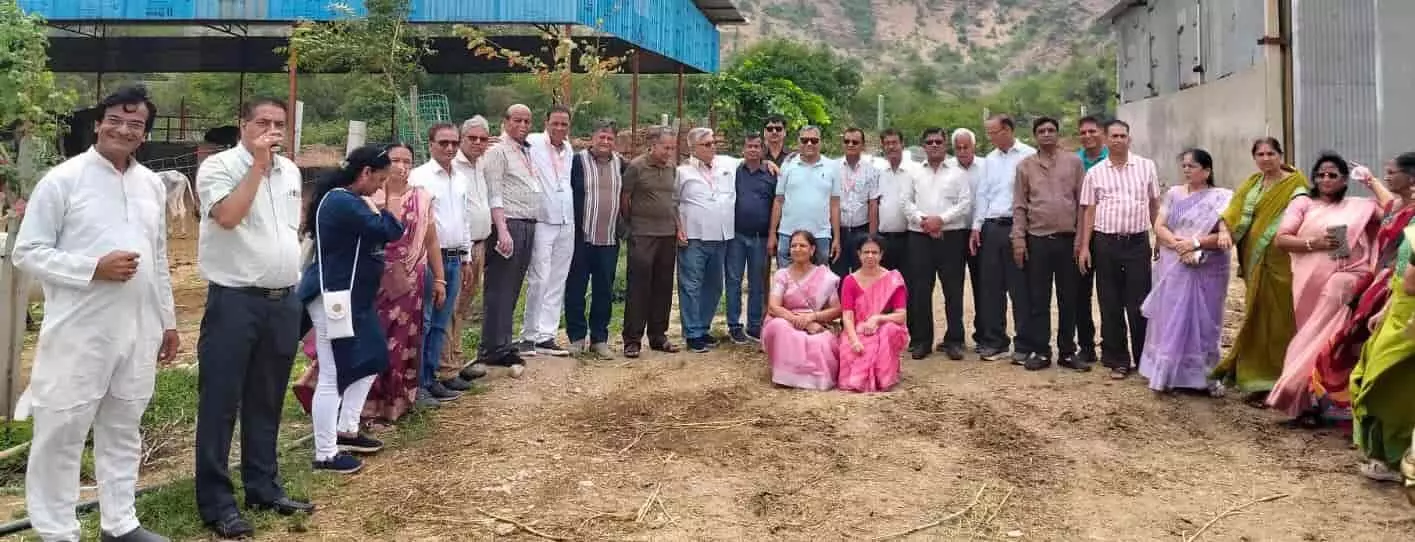 कालिका गौशाला परिसर में भारत विकास परिषद के सदस्य वृक्षारोपण कार्य करते हुए दिख रहे हैं। कालिका गौशाला परिसर में भारत विकास परिषद के सदस्य वृक्षारोपण कार्य करते हुए दिख रहे हैं।