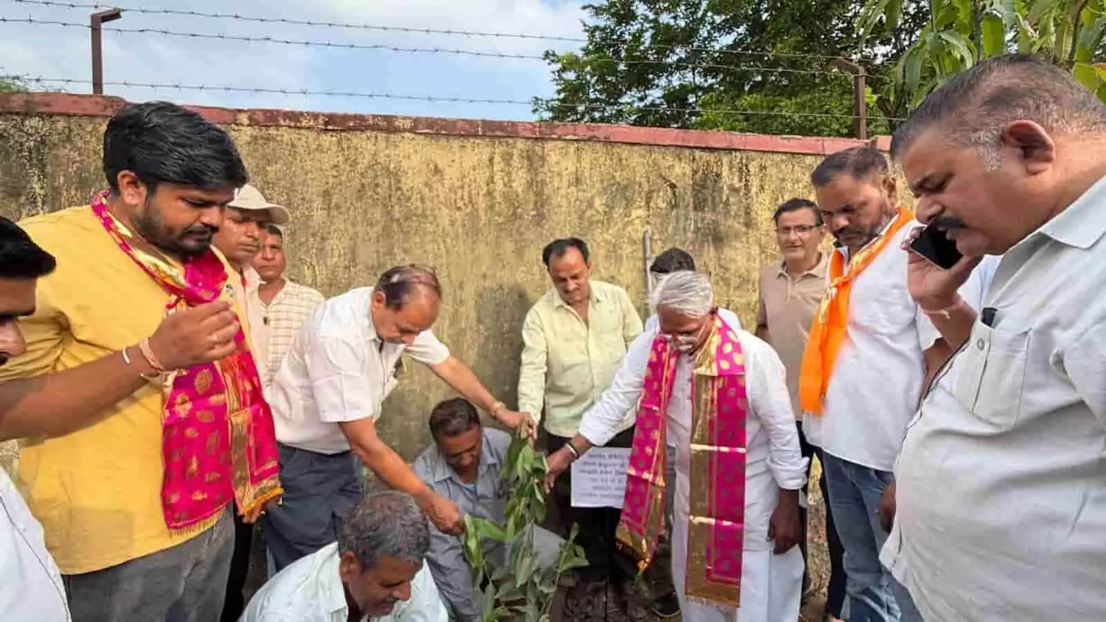 झाड़ोल कॉलेज परिसर में मंत्री बाबूलाल खराड़ी वृक्षारोपण करते हुए नजर आ रहे हैं। झाड़ोल कॉलेज परिसर में मंत्री बाबूलाल खराड़ी वृक्षारोपण करते हुए नजर आ रहे हैं।