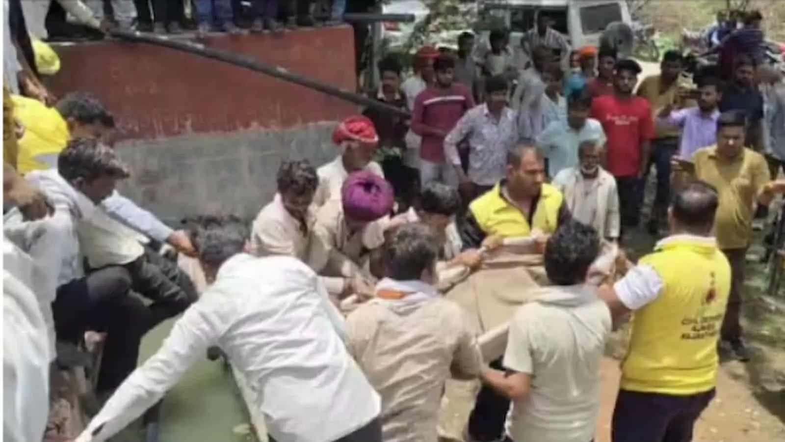सेंदड़ा के कुएं से बचाव दल और ग्रामीण शव को बाहर निकाल रहे हैं। सेंदड़ा के कुएं से बचाव दल और ग्रामीण शव को बाहर निकाल रहे हैं।